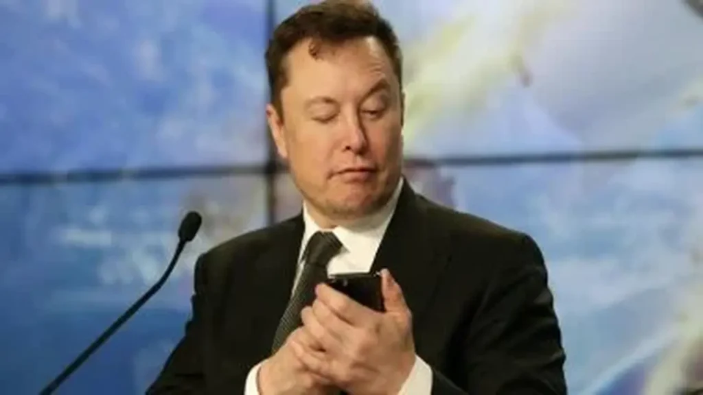 منافس شرس للهواتف.. إيلون ماسك يوضح فوارق هاتف ستارلينك عن آيفون وأندرويد